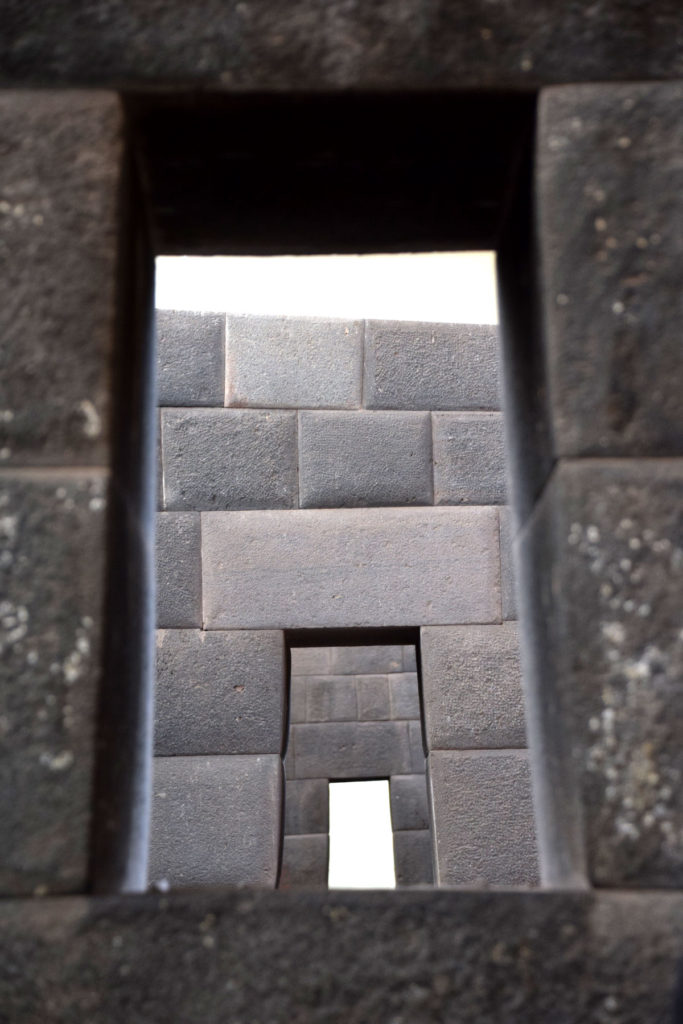 The trapezoid-shaped windows that are characteristic of Inca architecture.